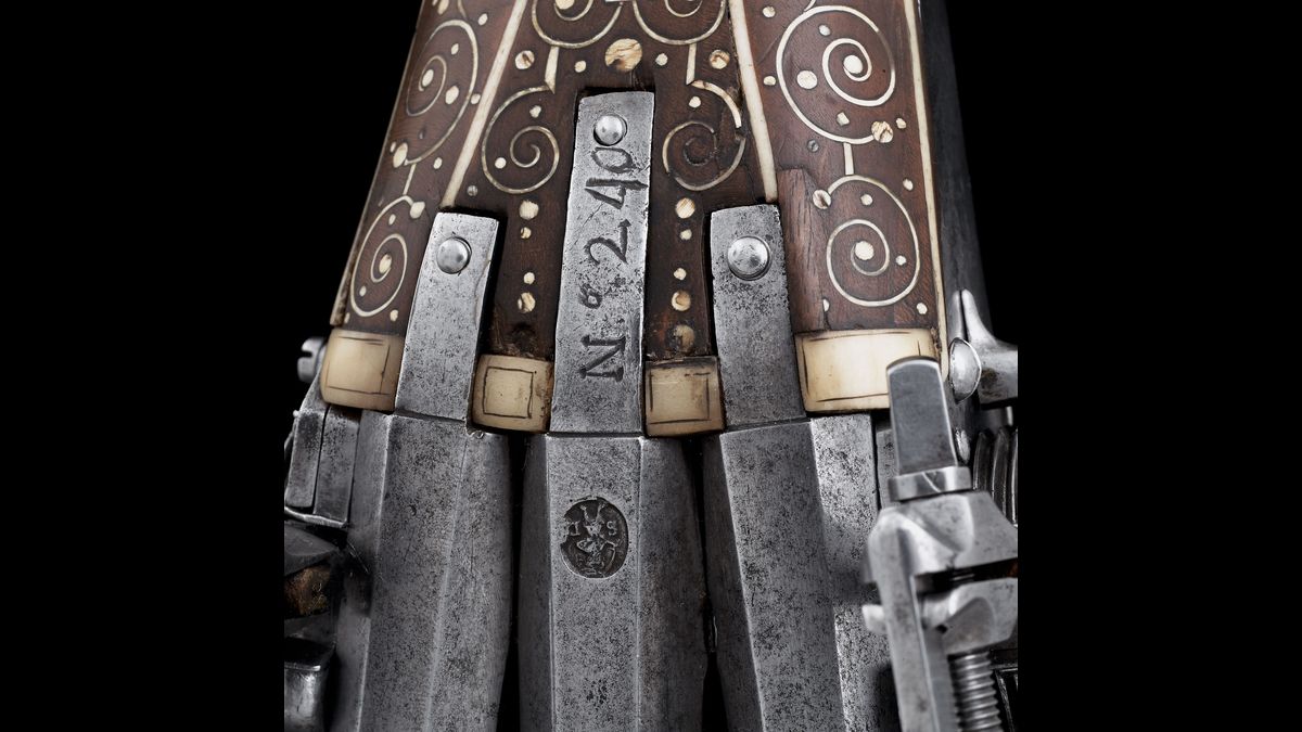 Pistolet à rouet à triple canon crée vers 1610-1620 (C) Paris - Musée de l'Armée, Dist. RMN-Grand Palais / Jean-Yves et Nicolas Dubois