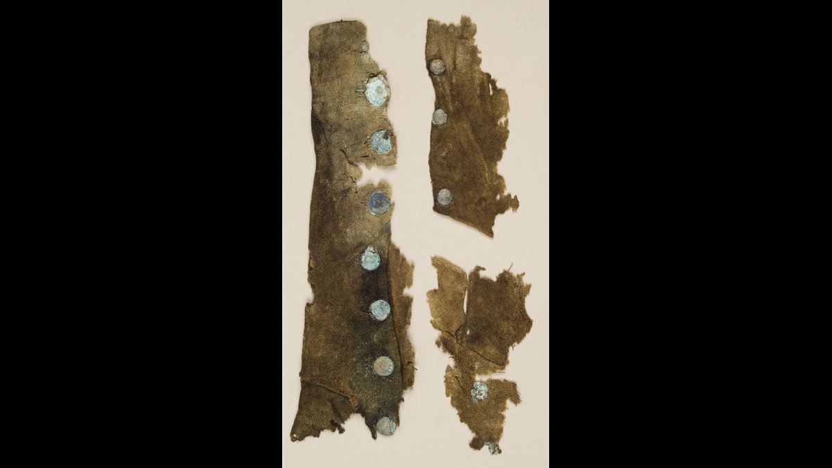 Reste d'uniforme provenant des dépouilles des soldats de la Grande Armée morts à Vilnius en 1812 (C) Paris - Musée de l'Armée, Dist. RMN-Grand Palais / Emilie Cambier