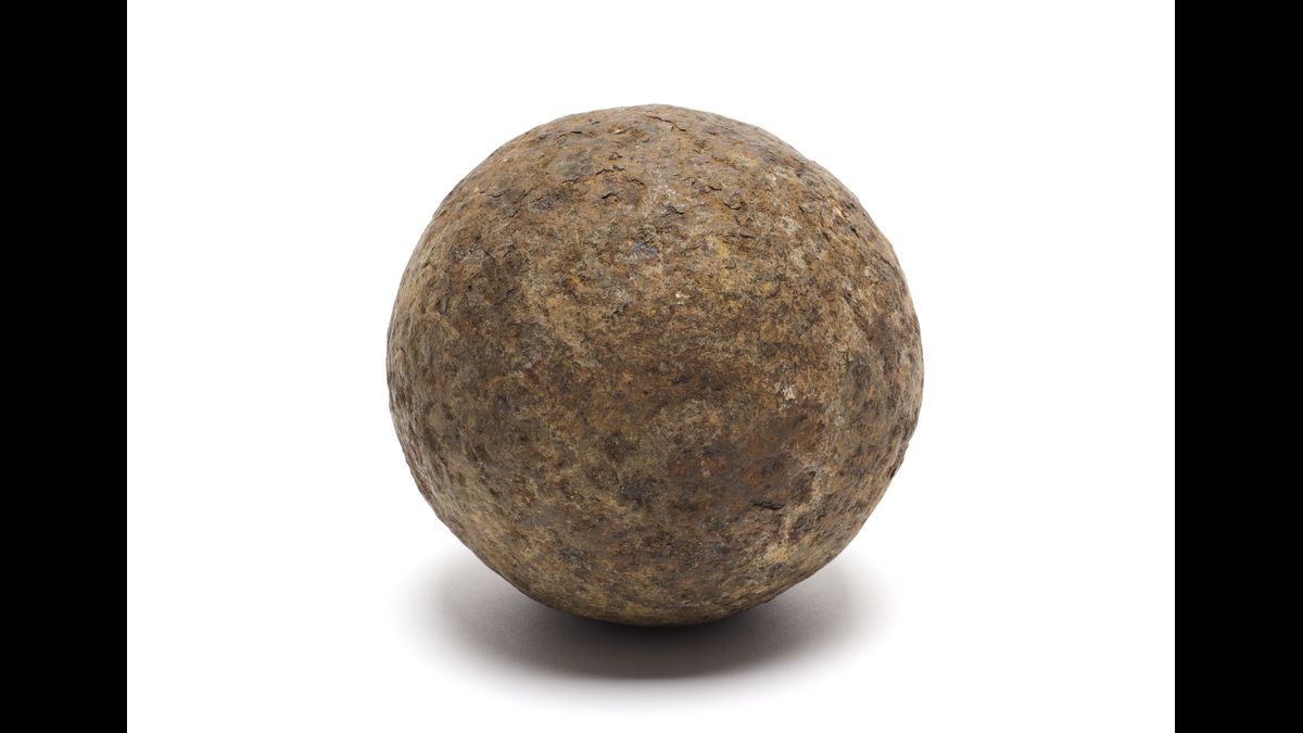 Obus provenant du champ de bataille de Waterloo (C) Paris - Musée de l'Armée, Dist. RMN-Grand Palais / Emilie Cambier