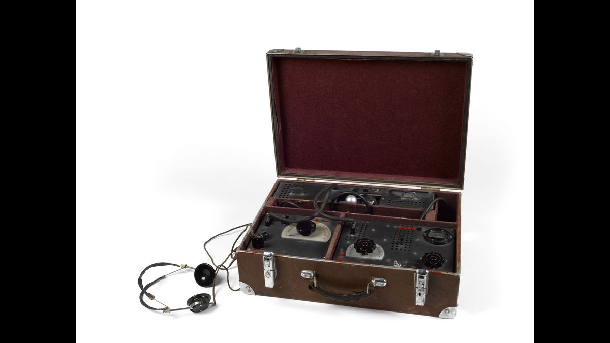 Emetteur-récepteur type SE 90/40, utilisé pour la mission Carthage. Jusqu'en mars 1944, l'opérateur radio transmet un savant mélange vrais et faux renseignements à l'Abwehr, Paris, musée de l'Armée © Paris - Musée de l'Armée, Dist. RMN-Grand Palais / Marie Bruggeman