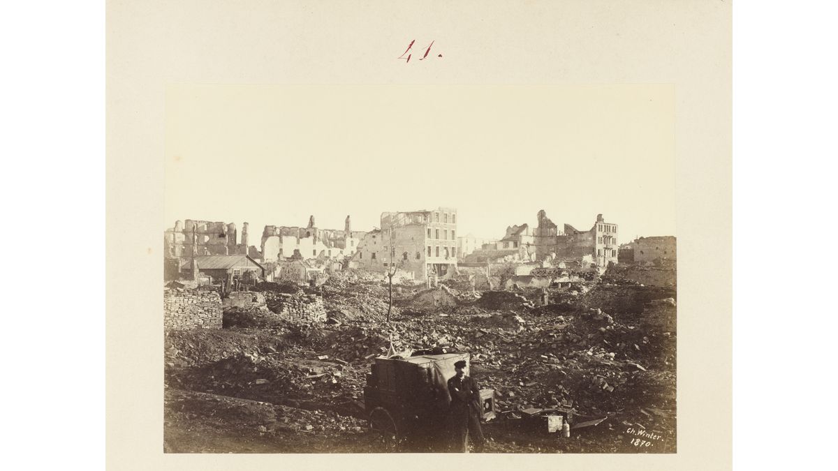 Charles Winter (1821-1904) et son laboratoire ambulant dans les ruines du faubourg de Pierre à Strasbourg (C) Paris - Musée de l'Armée, Dist. RMN-Grand Palais / Emilie Cambier