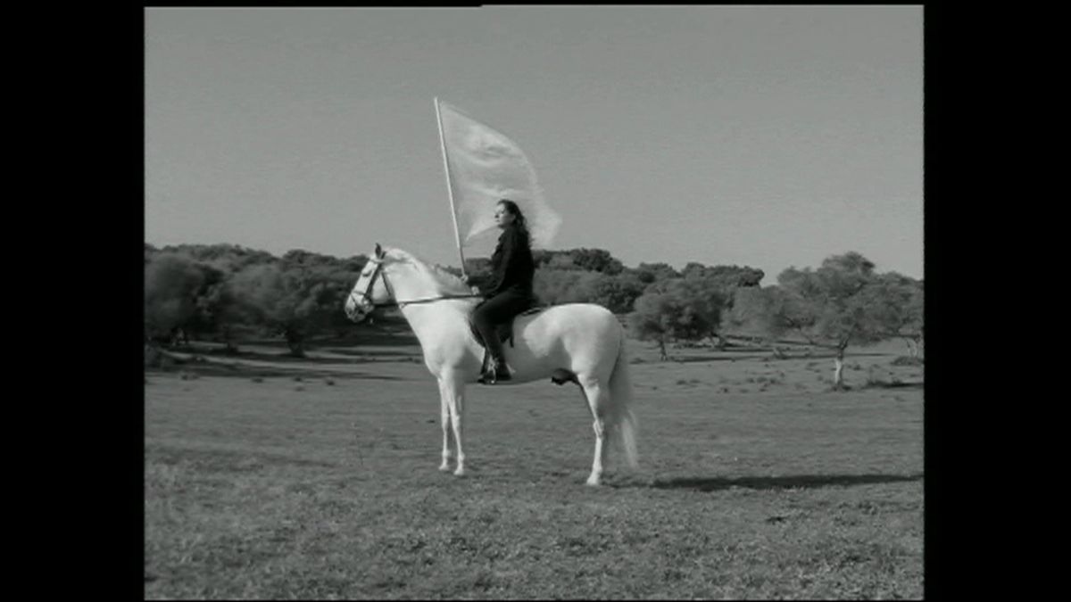 Marina Abramović, Extrait de l’oeuvre Le Héros [The Hero], 2001, vidéo avec son, 17 minutes, collection de l’artiste © Marina Abramović, Courtesy of the Marina Abramović Archives / Adagp, Paris 2021