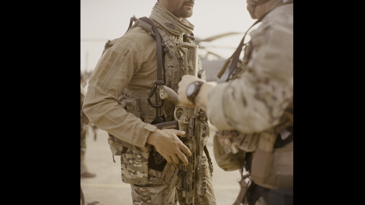 "Préparation entre équipiers du commando Hubert avant de réaliser un vol d'entraînement en hélicoptère autour de la base" © Edouard Elias, musée de l'Armée