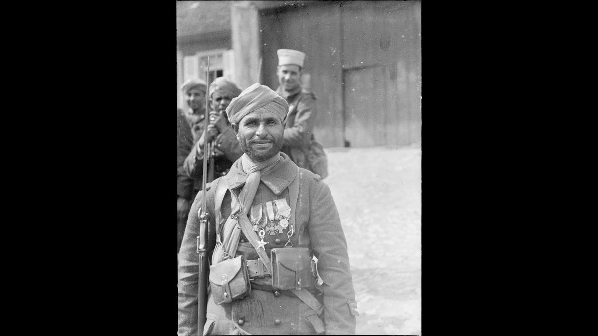 9 mai. Tirailleur du 4e régiment de tirailleurs marocains au cours d'une prise d'armes de la 4e armée du général Réquin. /  © Photographe inconnu/SCA : Service Cinématographique des Armées/ECPAD/Défense/4ARMEE 69 – D597