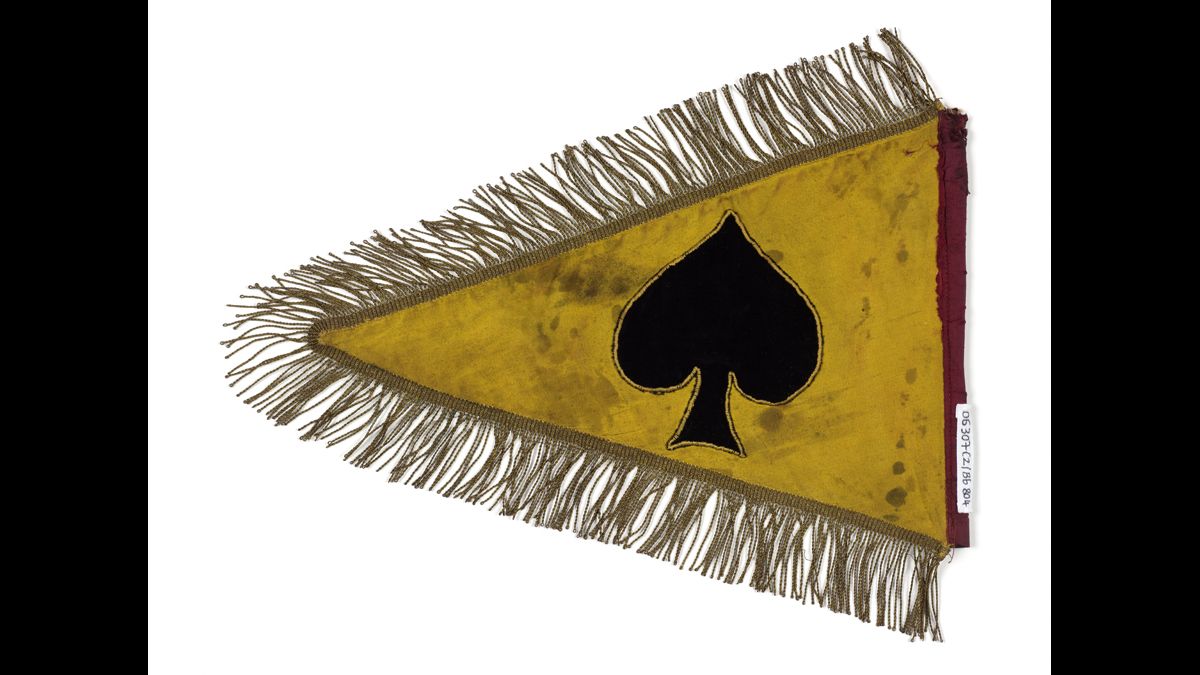 Fanion d’un char français détruit le 17 mai 1940 - Ce char a été détruit dans le secteur de La Capelleen-Thiérache (Aisne). Le 17 mai 1940, les derniers éléments de la 4e division d’infanterie nord-africaine du général Sancelme retardent l’avance de  la 8. Panzerdivision avant de se rendre. / Paris, musée de l’Armée, inv. 06307 C2.  Don de M. Herscovici © Paris - Musée de l'Armée, Dist. RMN-Grand Palais / Emilie Cambier