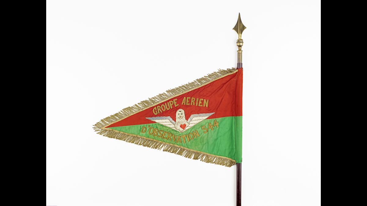 Fanion du groupe aérien d’observation (GAO) 544  - Le groupe aérien d’observation (GAO) 544 est chargé de la couverture aérienne de la 4e division légère de cavalerie (DLC) du général Barbe, qui fait partie de la 9e armée. Le 10 mai 1940, le GAO 544 est bombardé à Villers-lès-Guise. Seul rescapé, le Mureaux 115 no 42 est abattu lors d’une mission de reconnaissance le 12 mai et son équipage est fait prisonnier. / Paris, musée de l'Armée, inv. 2019.50.1. Don de la famille Montagnon © Paris - Musée de l'Armée, Dist. RMN-Grand Palais / Anne-Sylvaine Marre-Noël