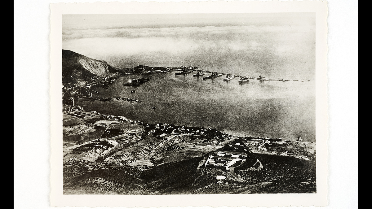 Bombardement de la rade de Mers el-Kébir - Vue de la rade le jour du bombardement, le 4 juillet 1940. / Paris, musée de l'Armée, inv. 22620 / 6 