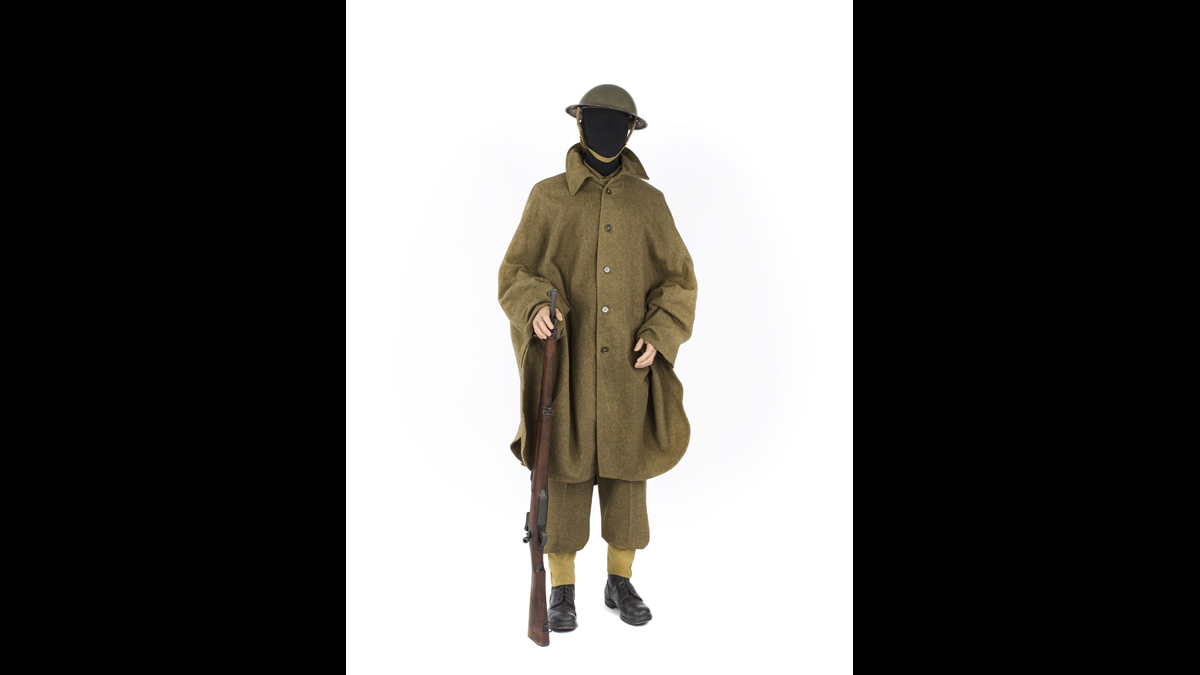 Soldat de la Home Guard / Surnommée la Dad’s Army en raison de l’âge des volontaires, qui ne sont plus aptes à servir dans l’armée régulière ou territoriale, elle est chargée de défendre le Royaume-Uni d’une invasion aéroportée ou de l’infiltration d’une cinquième colonne puis de défendre les côtes, les aérodromes et les usines. Alors que Churchill envisageait une force de 500 000 hommes, ce sont 1,6 million de volontaires qui s’engagent./ Paris, musée de l'Armée © Paris - Musée de l'Armée, Dist. RMN-Grand Palais / Anne-Sylvaine Marre-Noël