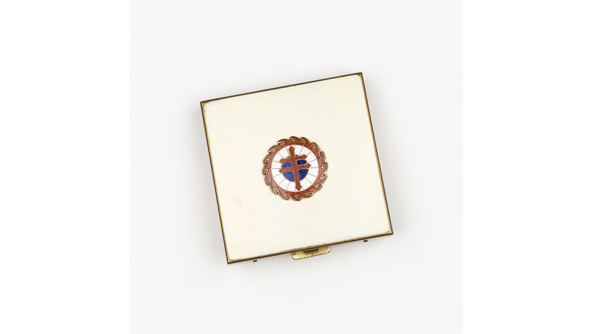 Poudrier vendu au profit du comité France Forever des États-Unis / Du fait des réticences du gouvernement américain envers de Gaulle et des nombreuses oppositions au sein des expatriés français, c’est seulement en 1942 que France Forever devient progressivement une véritable représentation du mouvement gaulliste aux États-Unis. / Paris, musée de l'Armée, inv.  2000.59. Don de M. Dumaine © Paris - Musée de l'Armée, Dist. RMN-Grand Palais / Anne-Sylvaine Marre-Noël