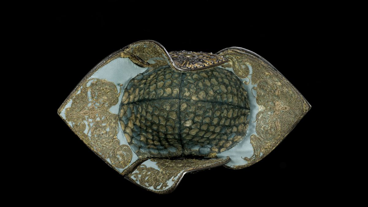 Bourguignotte de « l’ensemble à la chimère », vers 1560-1570, Paris, musée de l'Armée © Paris, musée de l'Armée, Dist. RMN-Grand Palais / Tony Querrec