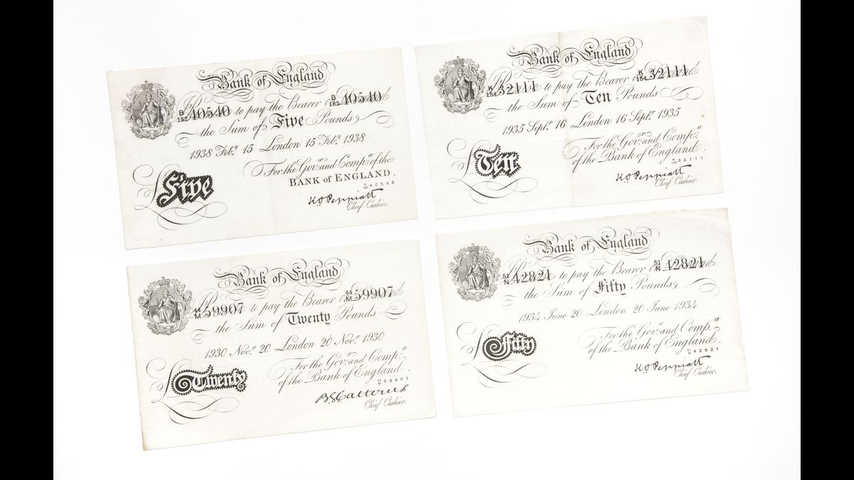 Faux billets de banque en livres sterling de l'opération  Bernhard (1942-1945), opération allemande de déstabilisation des économies britannique puis amérciaine. En mettant en circulation de faux billets de banque dans les deux pays, l'opération devait provoquer une inflation importante./ Maldon, Combined Military Services Museum U. K./© Paris - Musée de l'Armée, Dist. RMN-Grand Palais / Emilie Cambier
