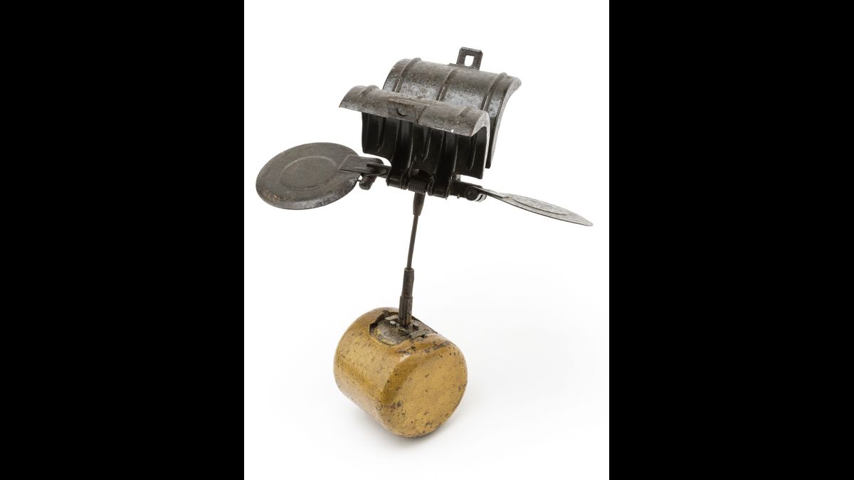 Bombe antipersonnel "Butterfly" (SD2) utilisée par la Luftwaffe. Les Britanniques ne communiquèrent pas sur les graves dommages causés par ces bombes. Les croyant donc inefficaces, les Allemands cessèrent de les utiliser. / Musée du déminage - Association des Démineurs de France / © Paris - Musée de l'Armée, Dist. RMN-Grand Palais / Emilie Cambier