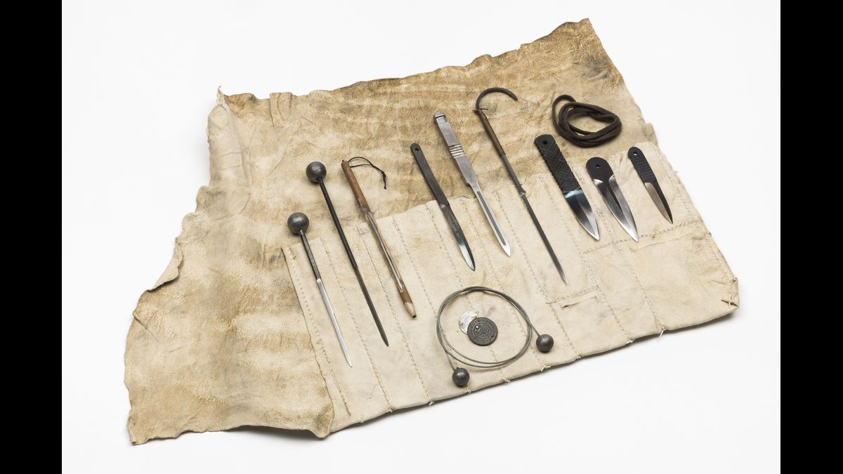 Trousse d’instructeur du SOE, utilisée pour la formation des agents. Ces armes contondantes peuvent être dissimulées dans des doublures de vêtements, des ceintures et autres objets de la vie quotidienne / Maldon, Combined Military Services Museum U. K. © Paris - Musée de l'Armée, Dist. RMN-Grand Palais / Emilie Cambier