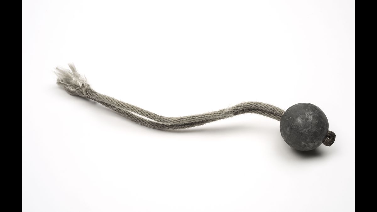 Matraque utilisée sur les parties génitales et les parties molles du corps lors d’interrogatoires / Maldon, Combined Military Services Museum U. K. © Paris - Musée de l'Armée, Dist. RMN-Grand Palais / Pascal Segrette