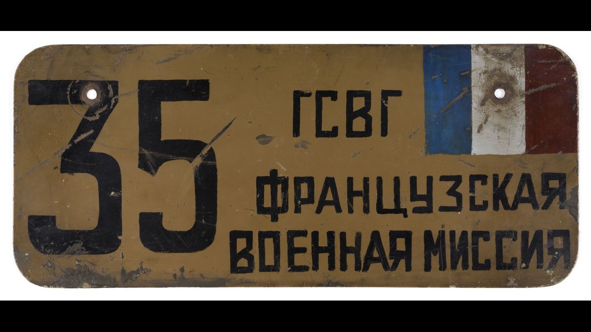 Plaque d'immatriculation de la mission militaire française de liaison n° 35 Collection du colonel (er) Henri Jeannequin © Paris - Musée de l'Armée, Dist. RMN-Grand Palais / Emilie Cambier