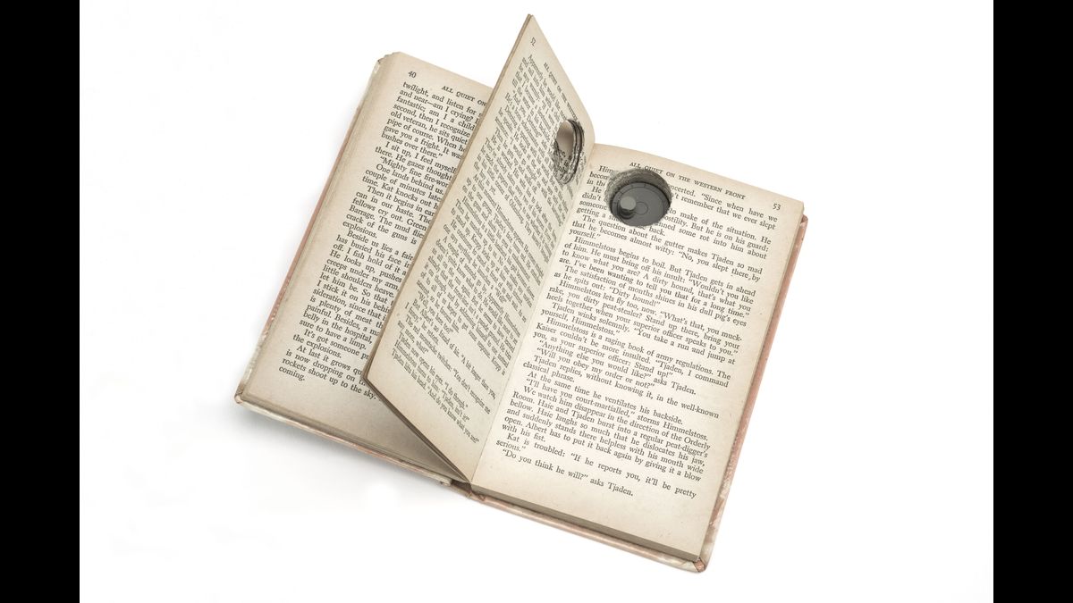 Appareil photo à micropoints MK-IV de la CIA dissimulé dans un livre.  / collection Jacques Baud © Paris - Musée de l'Armée, Dist. RMN-Grand Palais / Pascal Segrette