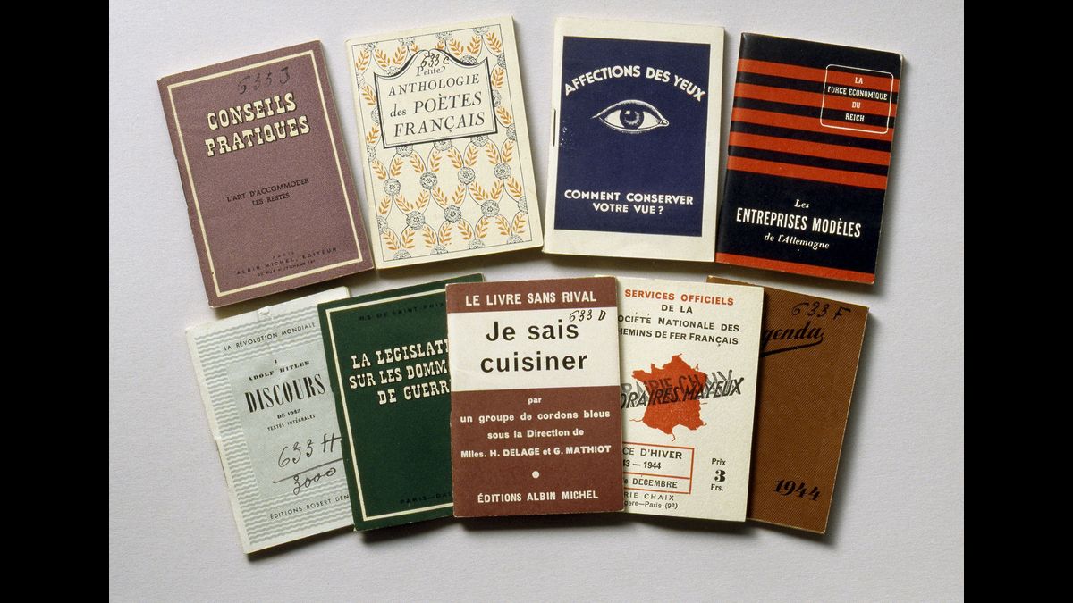 Manuels de sabotage diffusés par le Parti socialiste clandestin reprenant les jaquettes de la Petite anthologie des poètes français et du Livre sans rival. Je sais cuisiner. Paris, musée de l'Armée © Paris - Musée de l'Armée, Dist. RMN-Grand Palais / Laurent Sully-Jaulmes