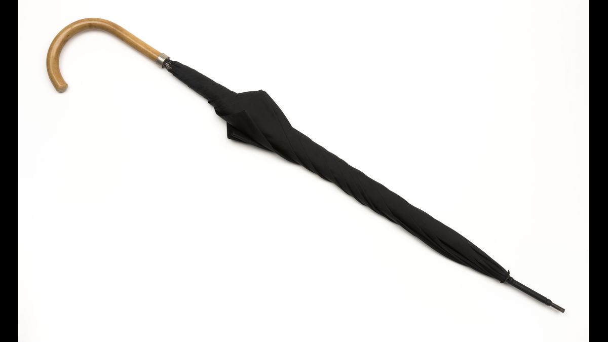 Parapluie bulgare et son plomb de ricine / Maldon, Combined Military Services Museum U. K. © Paris - Musée de l'Armée, Dist. RMN-Grand Palais / Emilie Cambier