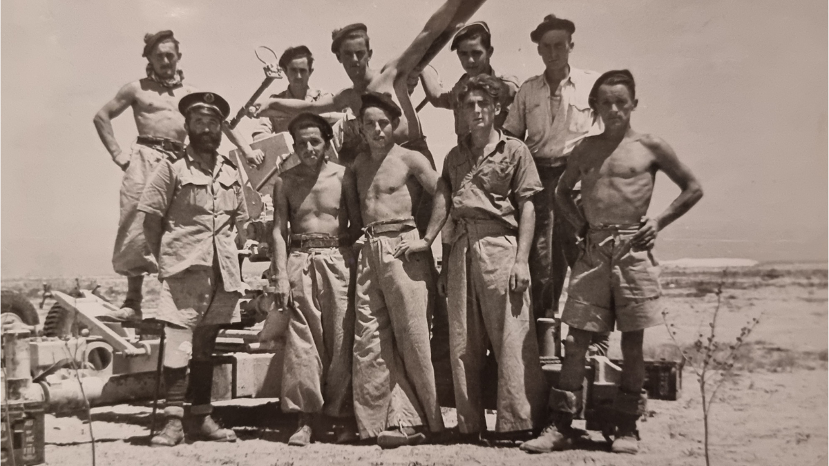 Un groupe de fusiliers marins devant leur pièce de DCA à Bir Hakeim (C) Paris, musée de l'Ordre de la Libération.