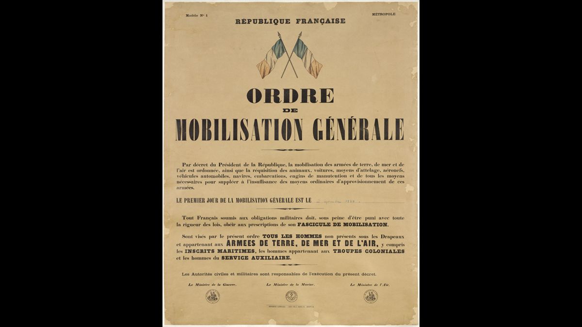 Ordre de mobilisation générale - Le 2 septembre 1939, le gouvernement d’Édouard Daladier décrète la mobilisation générale.  Plus de deux millions d’hommes sont appelés dans l’armée active tandis qu’un nombre presque équivalent est gardé en réserve. Le 3 septembre, la France déclare officiellement la guerre à l’Allemagne. / Paris, musée de l'Armée, inv. 999.997 © Paris - Musée de l'Armée, Dist. RMN-Grand Palais / Emilie Cambier