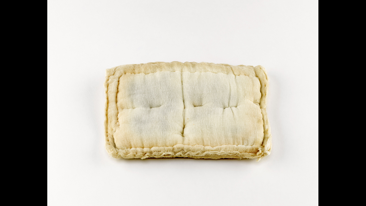 Tampon filtrant fabriqué par Mme Normand en 1939 / Paris, musée de l'Armée, inv. 2018.46.21.  Don de M. Normand  © Paris - Musée de l'Armée, Dist. RMN-Grand Palais / Anne-Sylvaine Marre-Noël