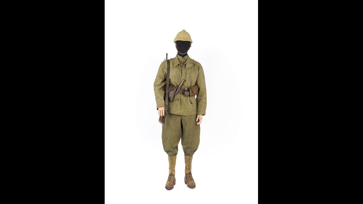 Groupe franc en tenue modèle 1940 - Créés à partir de l’automne 1939, les groupes francs sont des petites unités destinées à mener des coups de main et des embuscades au-delà des avant-postes face à l’Allemagne. Afin de pouvoir se déplacer rapidement, l’équipement est allégé. Cette tenue en lin imperméabilisé modèle 1940 est délivrée au printemps 1940 aux divisions des IIIe, IVe et Ve armées. / Paris, musée de l’Armée, inv. 2014.9.1 et 2014.9.2 © Paris - Musée de l'Armée, Dist. RMN-Grand Palais / Anne-Sylvaine Marre-Noël