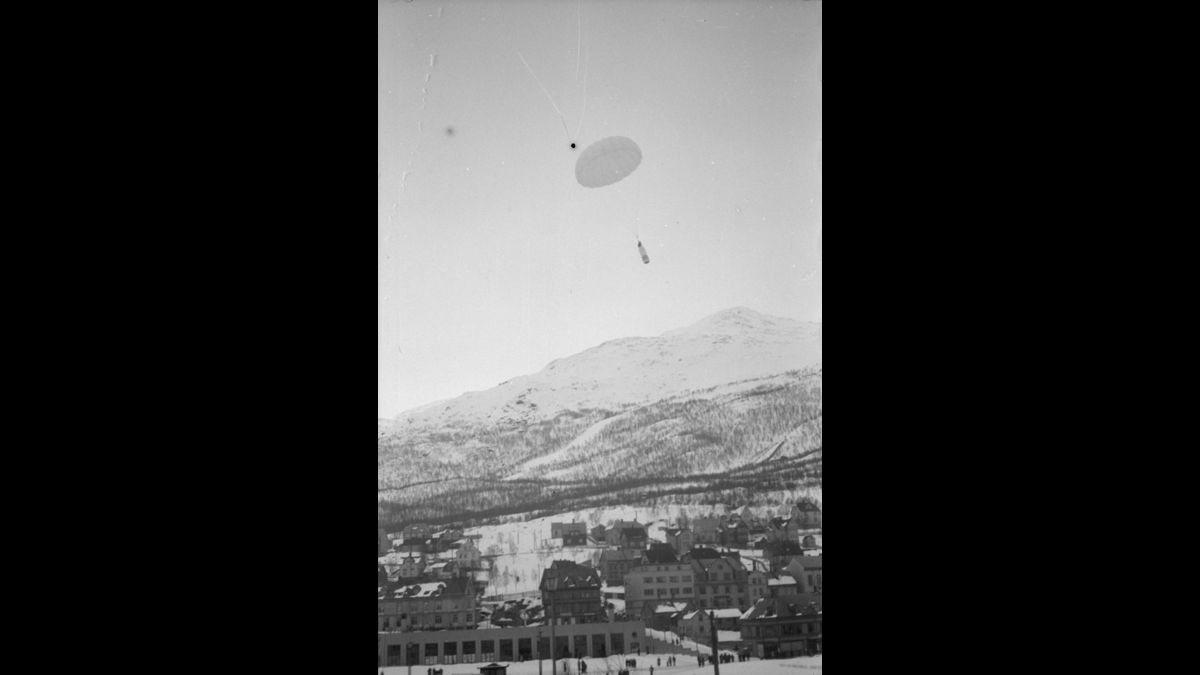Opération Weserübung. Largage de matériel allemand par container.  / © Gerhard Böttger/PK Kriegsmarine//ECPAD/Défense/DAM 71 L10