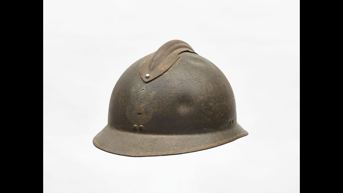 Casque Adrian de l’armée polonaise - Les soldats polonais sont équipés avec du matériel et de l’armement français. Signe de distinction, un insigne de l’aigle polonaise est régulièrement monté  ou peint sur le devant du casque. Celui-ci a été retrouvé sur la commune de La Fontenelle (Ille-et-Vilaine), bordant le fleuve du Couesnon./ Collection particulière © Paris - Musée de l'Armée, Dist. RMN-Grand Palais - © Emilie Cambier