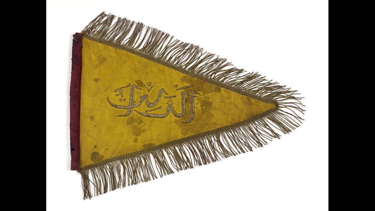 Fanion d’un char français détruit le 17 mai 1940 - Ce char a été détruit dans le secteur de La Capelleen-Thiérache (Aisne). Le 17 mai 1940, les derniers éléments de la 4e division d’infanterie nord-africaine du général Sancelme retardent l’avance de  la 8. Panzerdivision avant de se rendre. / Paris, musée de l’Armée, inv. 06307 C2.  Don de M. Herscovici © Paris - Musée de l'Armée, Dist. RMN-Grand Palais / Emilie Cambier