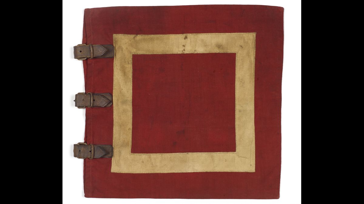 Fanion retrouvé sur un char léger Vickers MK VIB  - Ce fanion a été retrouvé sur un char près de Villers-surMareuil (Somme) le 4 juin 1940. Lors de la bataille d’Abbeville, la 1st Armoured Division du Major-General Evans perd cent vingt chars sur cent soixante-cinq, soit près de 73 % de pertes, essentiellement des chars légers Vickers MK VIB. / Paris, musée de l’Armée, inv. 998.787 © Paris - Musée de l'Armée, Dist. RMN-Grand Palais / Emilie Cambier 