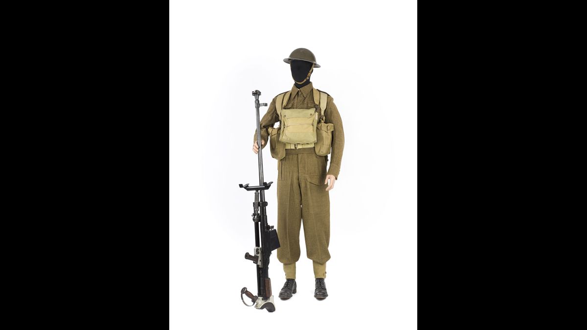 Soldat d’infanterie du corps expéditionnaire britannique - Baptisé « Tommy » depuis la Première Guerre mondiale, le soldat britannique porte  le battledress en laine et le casque Brodie, surnommé « plat à barbe ». Ce soldat  du corps expéditionnaire britannique en France est armé du fusil antichar Boys. Malgré son manque de maniabilité, cette arme permet à l’infanterie britannique  de lutter efficacement contre les chars légers et semi-chenillés allemands. / Paris, musée de l'Armée © Paris - Musée de l'Armée, Dist. RMN-Grand Palais / Anne-Sylvaine Marre-Noël
