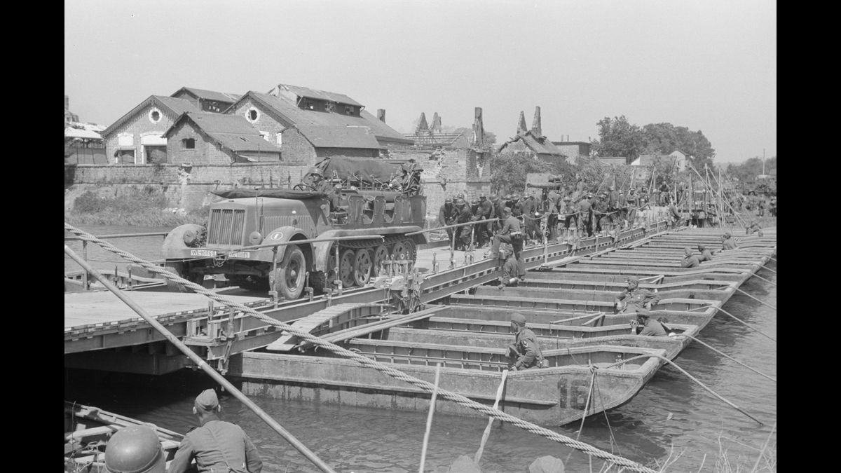 14-15 mai. Des éléments de la 2.Panzerdivision progressent dans la région de Sedan et franchissent la Meuse à Donchery, dans les Ardennes. / © Photographe inconnu/ ECPAD/Défense/DAA 496 L11