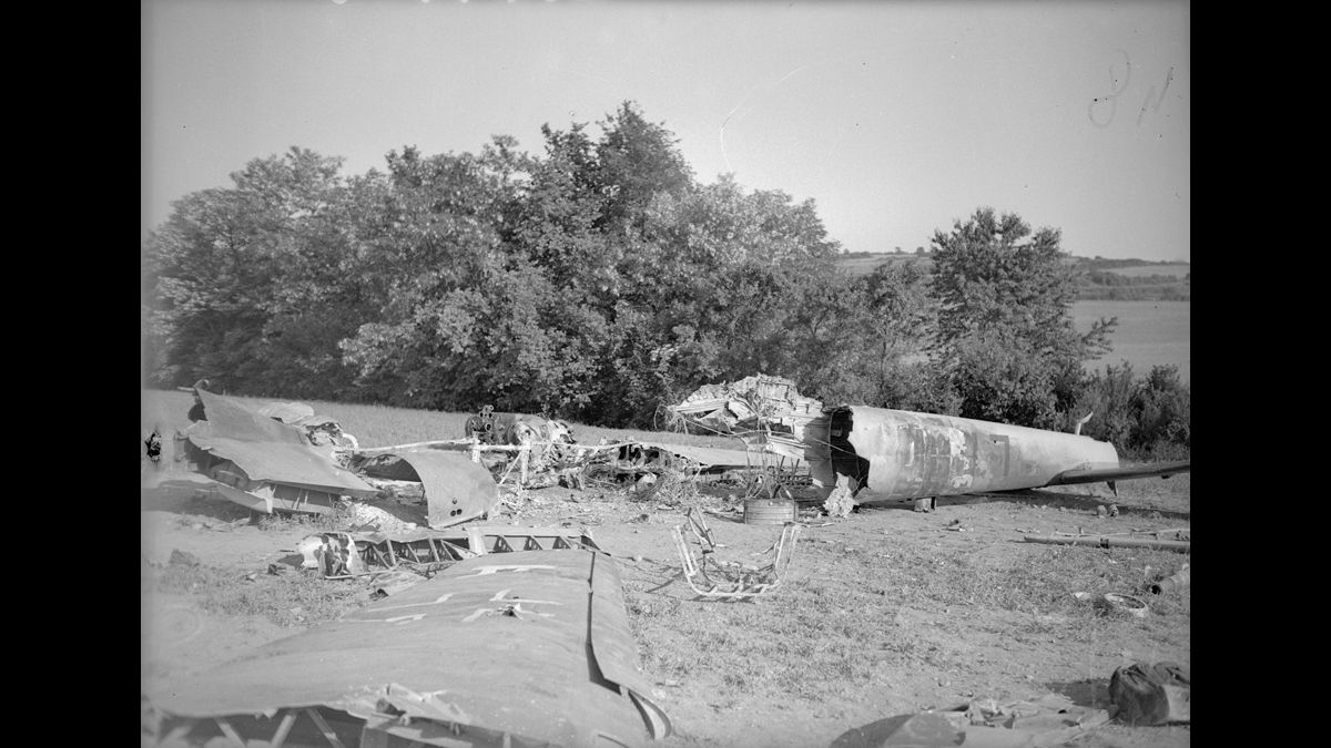 13-31 mai, secteur de la 2e armée. Avion allemand abattu près de Stenay, dans la Meuse. / © Photographe inconnu/SCA : Service Cinématographique des Armées/ECPAD/Défense/DG 109 -1402