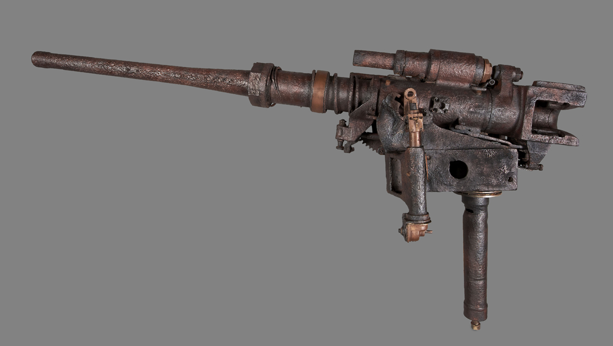 Canon de 37 mm antiaérien - Ce canon provient de l’épave du Cérons. Cargo transformé en patrouilleur auxiliaire (P21) en 1939, il s’est échoué à marée basse avant d’être coulé le 12 juin à Veules-les-Roses lors de la tentative d’évacuation du IXe corps d’armée et de la 51st Highland Division pris au piège à Saint-Valéry-en-Caux par les 5. Et 7. Panzer-Divisionen et la 2. Infanterie-Division. / Paris, musée de l'Armée, inv. 998.1427 © Paris - Musée de l'Armée, Dist. RMN-Grand Palais / Anne-Sylvaine Marre-Noël