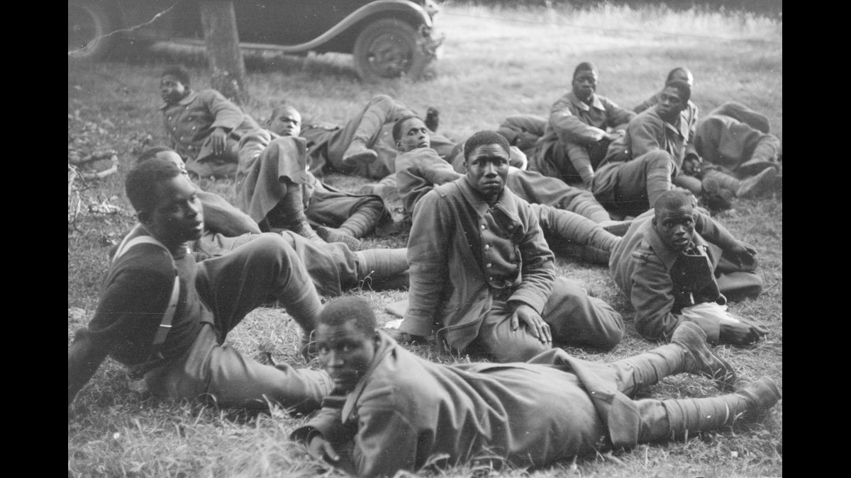 Sains-du-Nord, 20 mai 1940 - Tirailleurs sénégalais capturés par l'armée allemande et photographiés par les services de propagande de la Luftwaffe. Les reportages à connotation raciste mettant en avant les troupes coloniales sont nombreux.  / © Photographe inconnu/Luftwaffe K.B.K. 4/ECPAD/Défense/DAA 555 L13