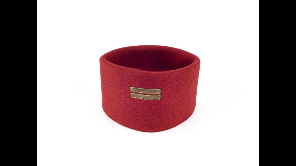 Chéchia du lieutenant Aboud Ben Rabah Ben Kouitène  - Affecté à la 5e compagnie du 2e bataillon du 11e régiment de tirailleurs algériens, le lieutenant Aboud Ben Rabah Ben Kouitène est tué le 16 juin 1940 à Rouvray-Saint-Denis (Eure-et-Loir). / Paris, musée de l'Armée, inv. 12999-2. Don de Mme Ben Kouitène © Paris - Musée de l'Armée, Dist. RMN-Grand Palais / Anne-Sylvaine Marre-Noël