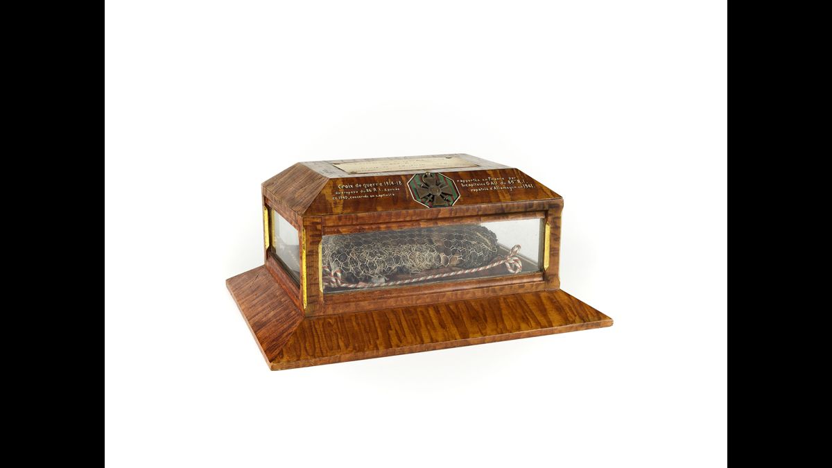 Reliquaire des cendres du drapeau du 86e régiment d’infanterie (RI)  - Pour éviter que son drapeau ne tombe dans les mains allemandes, le 86e RI le brûle dans la forêt de Charmes (Vosges) le 19 juin 1940. Les cendres sont ensuite recueillies et conservées depuis dans ce reliquaire. / Paris, musée de l'Armée, inv. 06468. Versement du Service historique de la Défense © Paris - Musée de l'Armée, Dist. RMN-Grand Palais / Anne-Sylvaine Marre-Noël