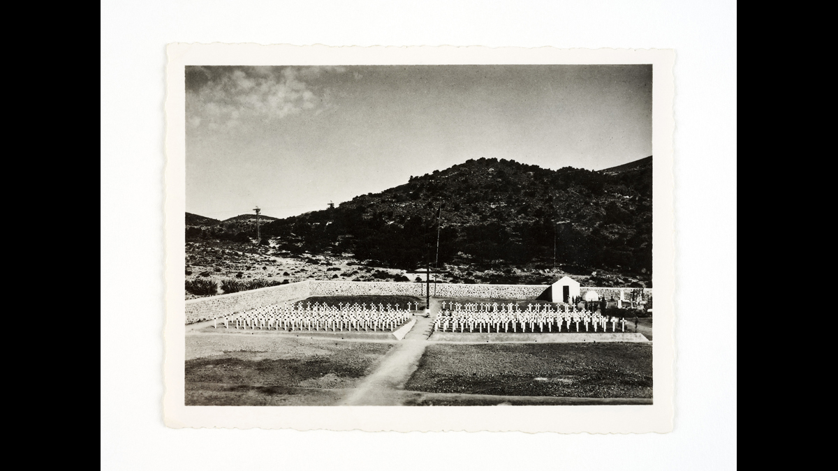 Bombardement de la rade de Mers el-Kébir - Cimetière de Mers el-Kébir / Paris, musée de l'Armée, inv. 22620 / 29