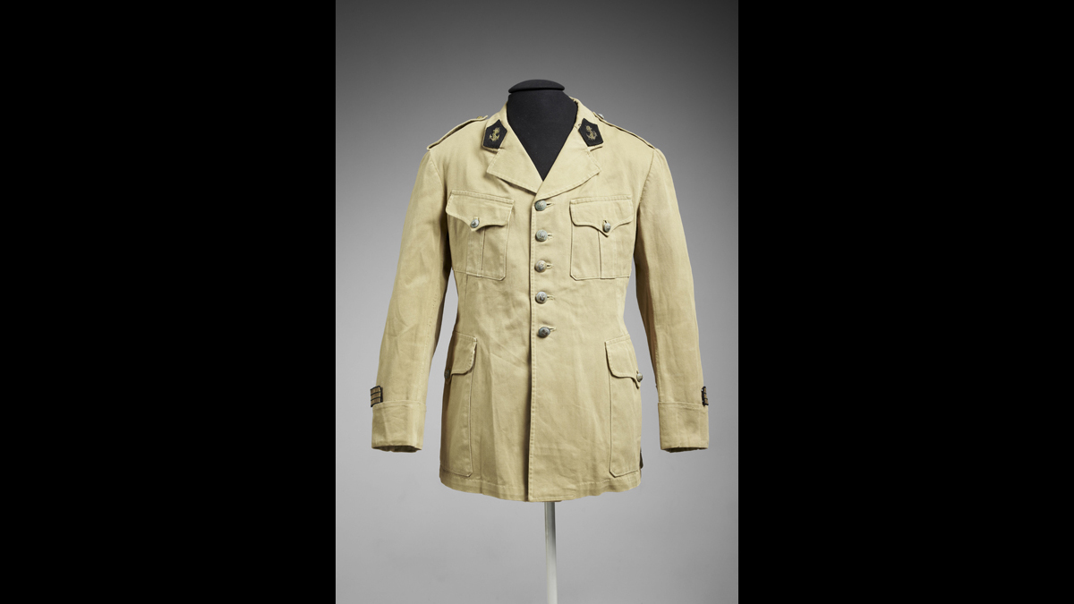 Vareuse modèle 1939 en toile kaki clair du capitaine Horace Mallet / Agronome de formation, ce dernier dirige une plantation de café. Après le ralliement de son territoire, il intègre la Brigade française d’Orient et participe à la campagne d’Érythrée puis aux combats fratricides de Syrie. Il saute sur une mine le 11 juin 1942, lors de l’évacuation de la position de Bir-Hakeim. / Paris, musée de l'Armée, inv. 999.511. Don de Mme Decoster-Mallet © Paris - Musée de l'Armée, Dist. RMN-Grand Palais / Thierry Ollivier