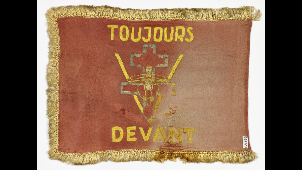 Fanion de la section motocycliste  du régiment de tirailleurs camerounais / Paris, musée de l'Armée, inv. 998.417. Don de M. de Margerie © Paris - Musée de l'Armée, Dist. RMN-Grand Palais / Emilie Cambier