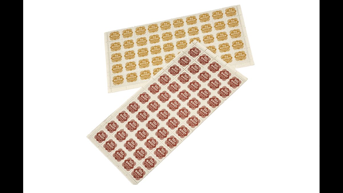 Faux tickets de rationnement, imprimés par les Alliés dans le cadre de l'opération Sleuth, pour déstabiliser l’économie allemande collection Jacques Baud © Paris - Musée de l'Armée, Dist. RMN-Grand Palais / Pascal Segrette