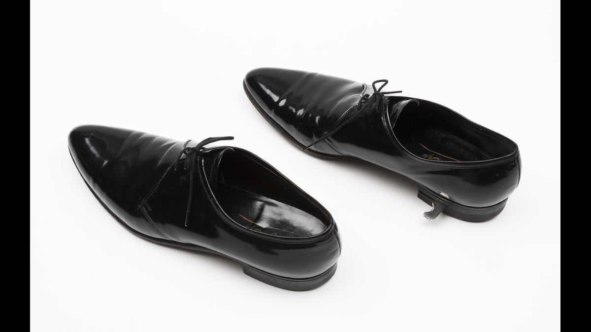 Chaussures de soirée de la célèbre marque américaine Florsheim, dont le talon dissimule une lame rétractable / Maldon, Combined Military Services Museum U. K. MAOCM 2005.711 / © Paris - Musée de l'Armée, Dist. RMN-Grand Palais / Emilie Cambier