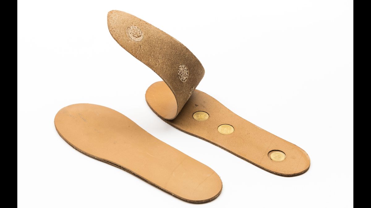 Paire de semelles de chaussures pour femme, dissimulant quatre pièces d’or dans l’une et une lame d’évasion dans l’autre / Maldon, Combined Military Services Museum U. K. MAOCM 2007.11 / © Paris - Musée de l'Armée, Dist. RMN-Grand Palais / Emilie Cambier