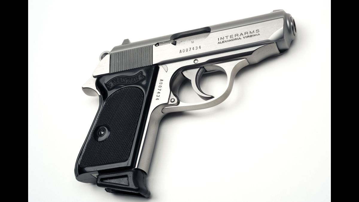 Silencieux fabriqué par la société de production Eon Productions pour le pistolet Beretta en calibre .25 (6,35 mm), avant qu’il soit remplacé par le Walther PPK  dans James Bond 007 contre Dr No de Terence Young (1963) avec Sean Connery / Maldon, Combined Military Services Museum U. K. MAOCM 2007.251 © Paris - Musée de l'Armée, Dist. RMN-Grand Palais / Pascal Segrette