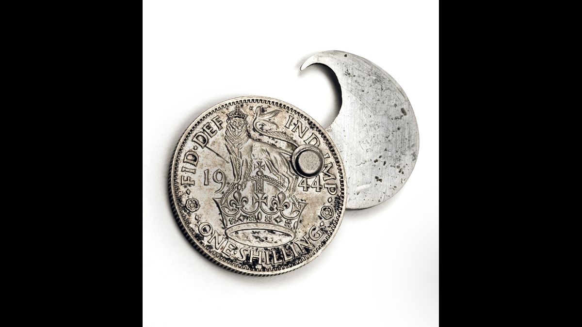 Pièce d’un shilling avec lame d’évasion, initialement développée pour aider les prisonniers de guerre à s’évader, puis adoptée par les agents opérant derrière les lignes ennemies / Maldon, Combined Military Services Museum U. K. / © Paris - Musée de l'Armée, Dist. RMN-Grand Palais / Pascal Segrette
