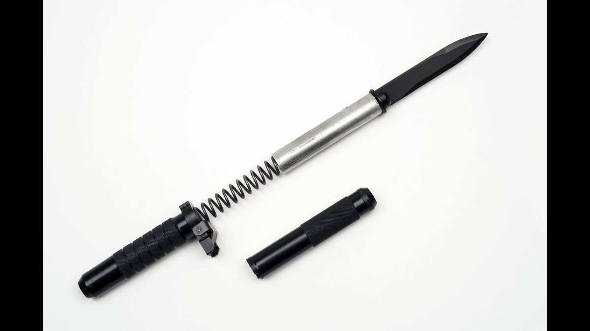 Matraque de la CIA en deux parties, contenant une lame propulsée par un puissant ressort / Maldon, Combined Military Services Museum U. K. MAOCM 2006.1101/ © Paris - Musée de l'Armée, Dist. RMN-Grand Palais / Pascal Segrette