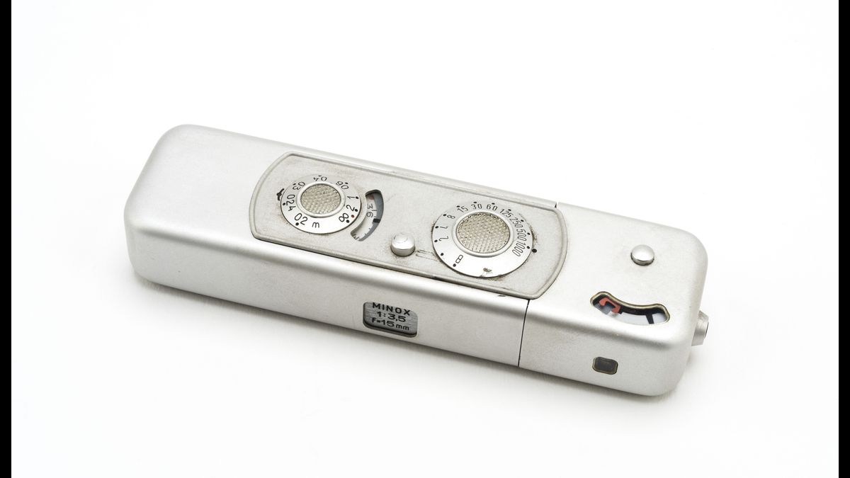 Appareil photo Minox BL avec flash incorporé, fabriqué en Allemagne de l'Ouest et utilisé par le SDECE / DGSE - Ministère de la Défense  © Paris - Musée de l'Armée, Dist. RMN-Grand Palais / Emilie Cambier
