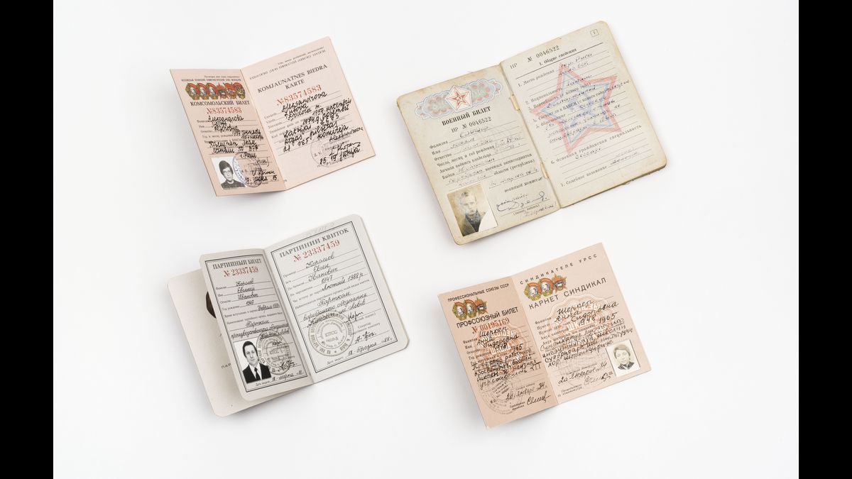 Cartes d’identité originales du KGB rapportées d’URSS pour les services techniques du MI6, afin d’en faire des copies Maldon, Combined Military Services Museum U. K. © Paris - Musée de l'Armée, Dist. RMN-Grand Palais / Emilie Cambier