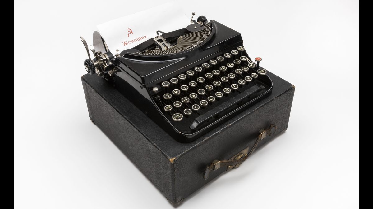 Machine à écrire portable Remington modèle 5 en caractères cyrilliques utilisée par les espions américains Helen et Peter Kroger (Lona et Morris Cohen de leur vrai nom) pour le compte de l’URSS / Maldon, Combined Military Services Museum U. K. /© Paris - Musée de l'Armée, Dist. RMN-Grand Palais / Emilie Cambier