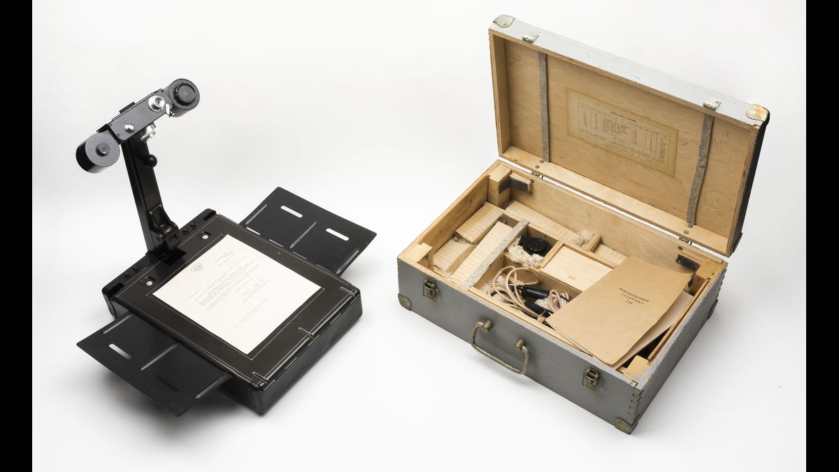 Appareil de reproduction C-64 du KGB, utilisé pour la duplication clandestine des documents / Maldon, Combined Military Services Museum U. K. / © Paris - Musée de l'Armée, Dist. RMN-Grand Palais / Emilie Cambier